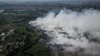 Hari Ketiga Kebakaran TPA Jatiwaringin Belum Padam, Warga Mengungsi