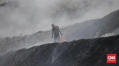 Kebakaran TPA Jatiwaringin Hari ke-9, Asap Masih Tebal dan Helikopter Water Bombing Dikerahkan
