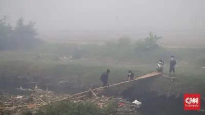 Kualitas Udara di TPA Jatiwaringin Sangat Tidak Sehat Akibat Kebakaran