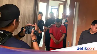Taufik Hidayat Peragakan Lempar Botol ke Mata Korban saat Rekonstruksi