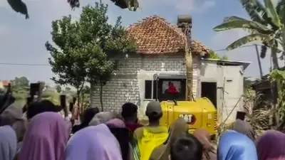 TKW di Bojonegoro Robohkan Rumah Hasil Kerja di Hong Kong karena Suami Selingkuh