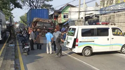Truk Kontainer Tabrak 5 Motor di Pandaan, 3 Tewas