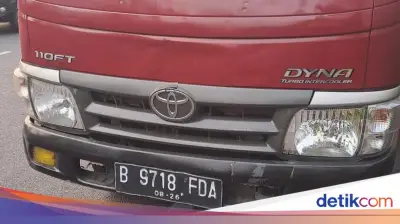 Truk Mogok di Depan Polda Metro Jaya, Sedang Diderek