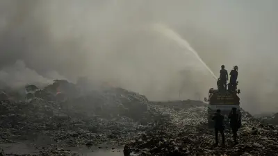 Water Bombing di TPA Jatiwaringin Belum Padamkan Api Sepenuhnya