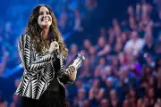 Alanis Morissette Blak-blakan Soal Terapi Hormon untuk Atasi Menopause