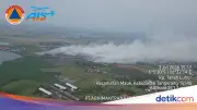 Angin Kencang Dorong Asap Kebakaran TPA Jatiwaringin ke Arah Timur