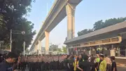 BEM UI Demo di Mabes Polri Bawa Karangan Bunga Kritik UU Reformasi Polri