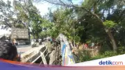 Bus Sugeng Rahayu Terperosok ke Sungai di Nganjuk, Belasan Penumpang Dievakuasi