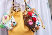Fenomena Bag Charm: Aksesori Mungil yang Berkomunikasi Tanpa Kata