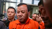 Ironi Bupati Kuansing: Jalan Rusak, Dua Mobil Mewah Jadi Suap