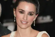 Penelope Cruz Belajar Mengemudi di Usia 52 Tahun Berkat Hadiah Mobil dari Bono