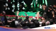 Peti Jenazah Ayatollah Khamenei Ditampilkan, Pelayat Menangis