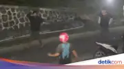 Polisi Dihujani Batu saat Selamatkan Wanita Disekap Pacar di Kendari