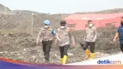 Polisi Patroli Ketat Rumah Warga yang Dievakuasi Akibat Kebakaran TPA Jatiwaringin