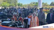 Prabowo dan PM India Sapa Warga, Layani Selfie Usai Kunjungi Prambanan
