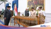 Prabowo Hadiahi PM Modi Satu Set Angklung, Modi Langsung Mainkan