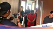 Taufik Hidayat Peragakan Lempar Botol ke Mata Korban saat Rekonstruksi