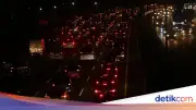 Tol Cikampek Arah Jakarta Macet Akibat Kecelakaan 3 Truk, Evakuasi 7,5 Jam