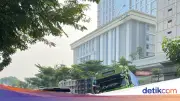 Truk Terperosok di Depan RS Sutoyo Jaksel, Lalin Macet Parah