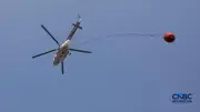 Unik! Puluhan Warga Nonton Bareng Water Bombing Kebakaran TPA Jatiwaringin